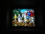U vitraju je prikazana sv. Tereza i njezin brat u vrijeme kad su bili djeca i pobjegli od kuće