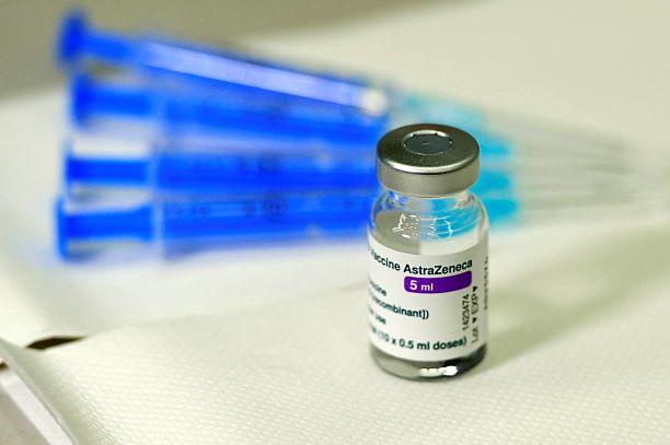 JOŠ JEDNA NUSPOJAVA: EMA dodala rijetku upalu leđne moždine nuspojavama AstraZenecinog cjepiva