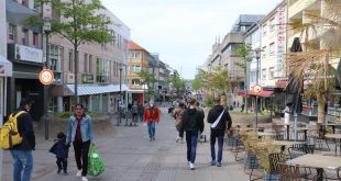 darmstadt ljudi kafic jpg