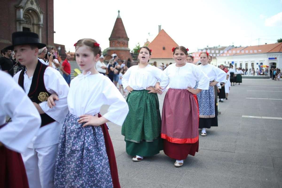 (FOTO) ĐAKOVO: Na "Malim vezovima" 14 dječjih skupina