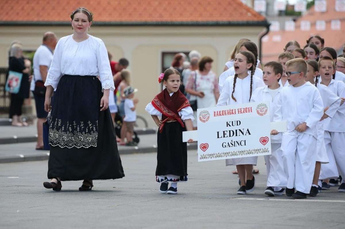 (FOTO) ĐAKOVO: Na "Malim vezovima" 14 dječjih skupina