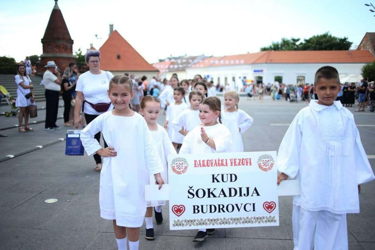 (FOTO) ĐAKOVO: Na "Malim vezovima" 14 dječjih skupina
