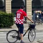 (FOTO i VIDEO) HRVATSKI NAVIJAČI IZ NJEMAČKE SU U KOPENHAGENU I VATRENIMA PORUČUJU: S tribine će se čuti glas, mi smo uvijek uz vas!