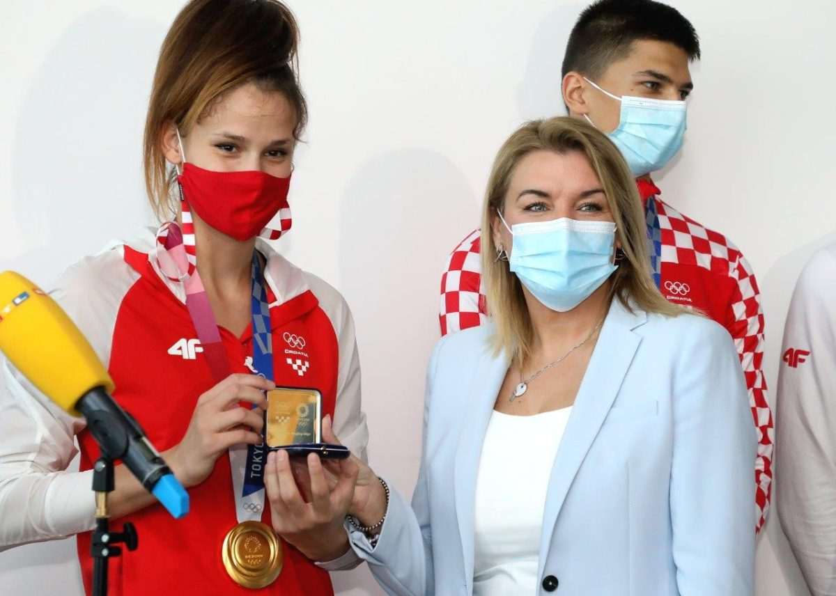 (FOTO) POVRATAK TAEKWONDO OLIMPIJACA U ZAGREB: Matea Jelić i Toni Kanaet svečano dočekani u Zagrebu