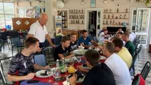 (FOTO I VIDEO) SPASILI 60 TONA SOLI: Rukometaši RKHM Dubrovnik odazvali se pozivu iz Stona za berbu soli