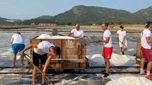 (FOTO I VIDEO) SPASILI 60 TONA SOLI: Rukometaši RKHM Dubrovnik odazvali se pozivu iz Stona za berbu soli