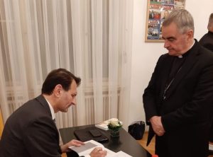 1. Dr. Miro Kovac potpisuje knjigu nunciju Nikoli Eterovicu