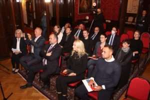 (FOTO i VIDEO) U Beču Večernjakova domovnica za 2021. uručena atletičarki Ivoni Dadić i mladim gradišćanskim Hrvatima