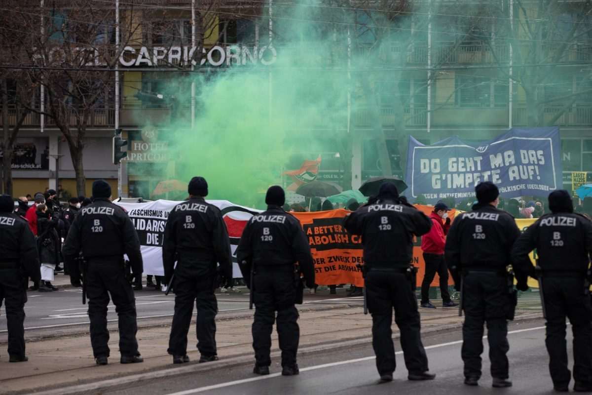 policija barikade bec