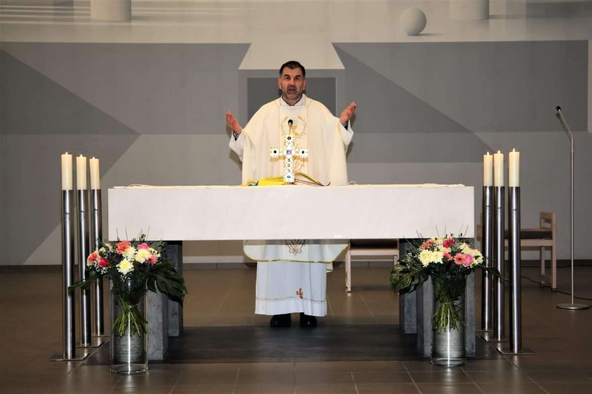 (FOTO) NA SVETIM MISAMA U STUTTGARTU: Hrvati proslavili blagdan Sveta tri kralja