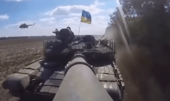ukrajinska zastava na ruskom tenku