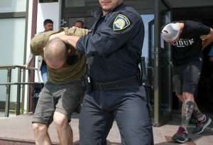 ZBOG NAPADA NAVIJAČA NA POLICIJU: Određen istražni zatvor za 42 izgrednika, riječ je o 31 punoljetnom muškarcu i 11 mlađih punoljetnika