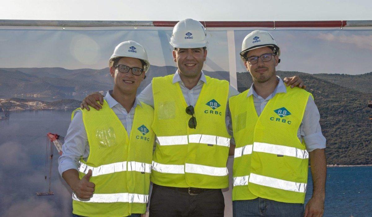 Ivan Puda u sredini sa kolegama na gradilistu