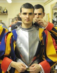 Ivan Saric oblaci uniformu Svicarske garde
