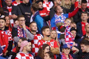 Hrvatski navijaci na stadionu u Bece 11