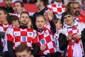 Hrvatski navijaci na stadionu u Bece 2