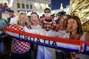 Hrvatski navijaci na staroj trznici Souq Waqif Hina