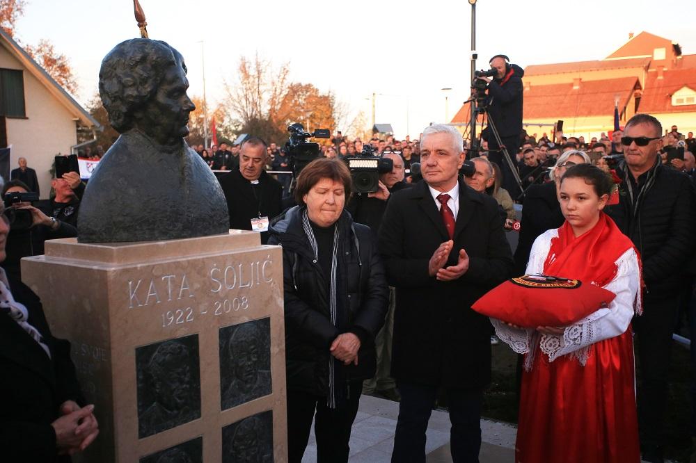 Svecano otvaranje spomenika Kati Soljic i njezinim poginulim sinovima