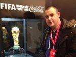 1. Antonio Bevanda pored zlatnog pehara svjetskog prvaka u nogometu 2