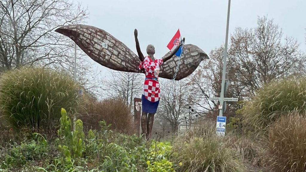 Skulptura anđela osvanula u hrvatskim bojama