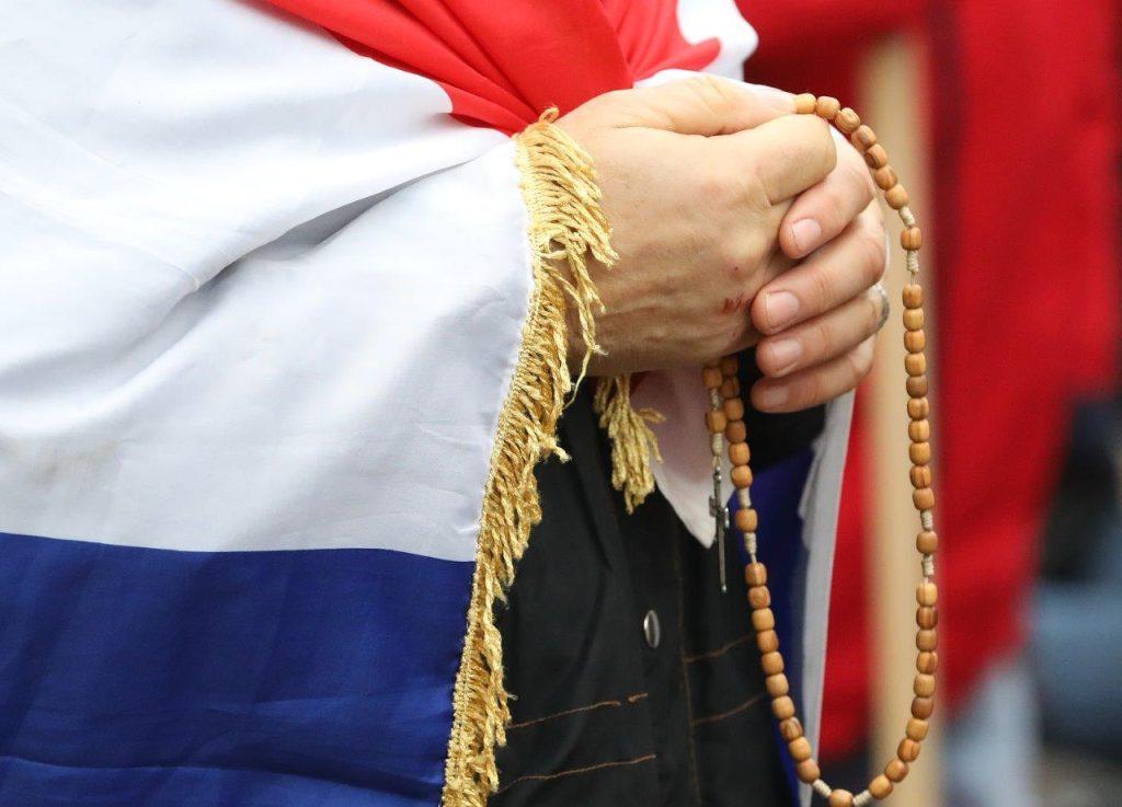 Sv. Krunica u rukama muškarca (ILUSTRACIJA) / Foto: Hina
