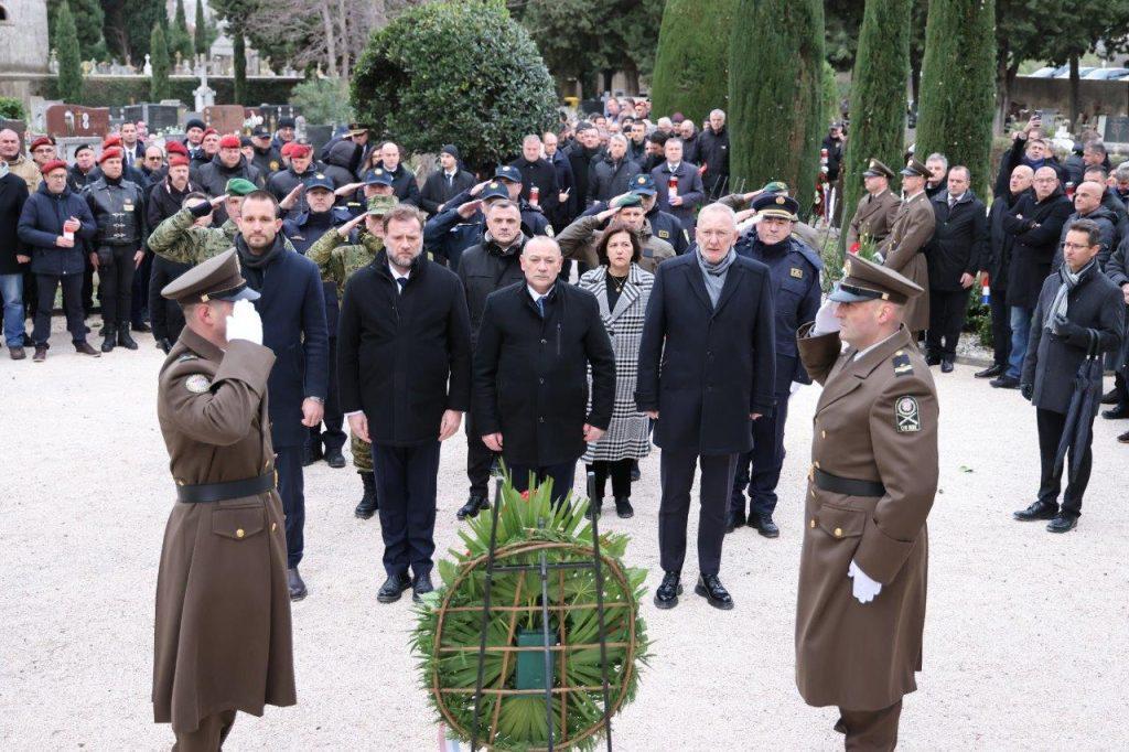 VRO MAslenica Ministar Medved sa suborcima polozio vijenac kod Sredisnjeg kriza na Gradskom groblju u Zadru