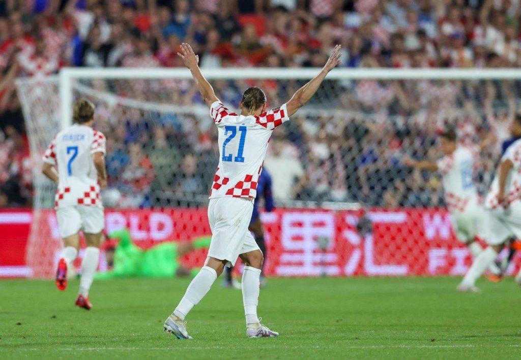 001. Domagoj Vida slavi zgoditak koji je postigao Bruno Petkovic