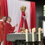SVEČANO SLAVLJE U OFFENBACHU NA MAJNI: Apostolski nuncij dr. Nikola Eterović podijelio sv. Potvrdu krizmanicima u HKM Offenbach/M