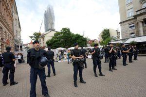 Policija razdvaja molitelje i prosvjednike u