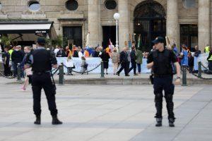Policija razdvaja prosvjednike i molitelje