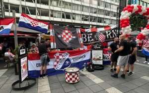 (FOTO I VIDEO) LUDNICA U ROTTERDAMU: Hrvati su ponovno pokazali da su svi kao jedno kad treba stati uz svoje!