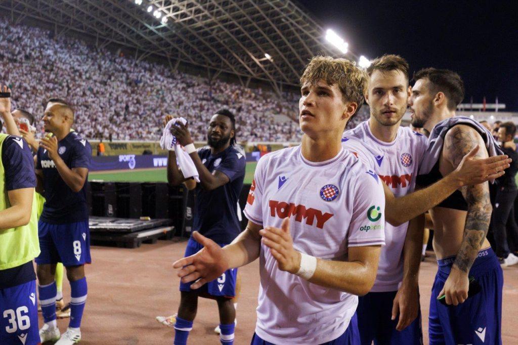 Igraci Hajduka pozdravljaju navijace 1