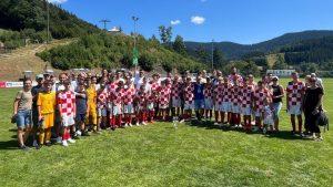 Pobjednička momčad U-14 Hrvata iz Njemačke sa roditeljima na Schwarzwald Cupu 2023. / Foto: Fenix (SIM)