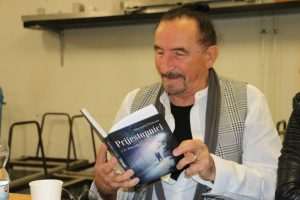 Željko Bebek sa knjigom Prijestupnici autorice Marijane Dokoze / Foto: Fenix (SIM)