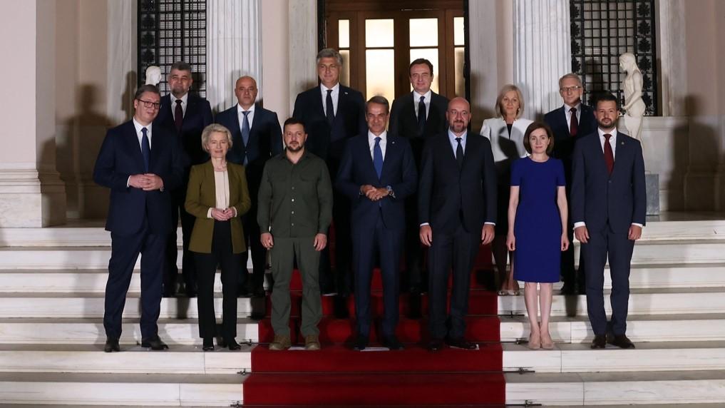 okupili su se na svečanoj večeri koju je organizirao domaćin sastanka, grčki premijer Kyriakos Mitsotakis, a pridružili su im se ukrajinski predsjednik Volodimir Zelenskij i predsjednica Moldavije Maia Sandu