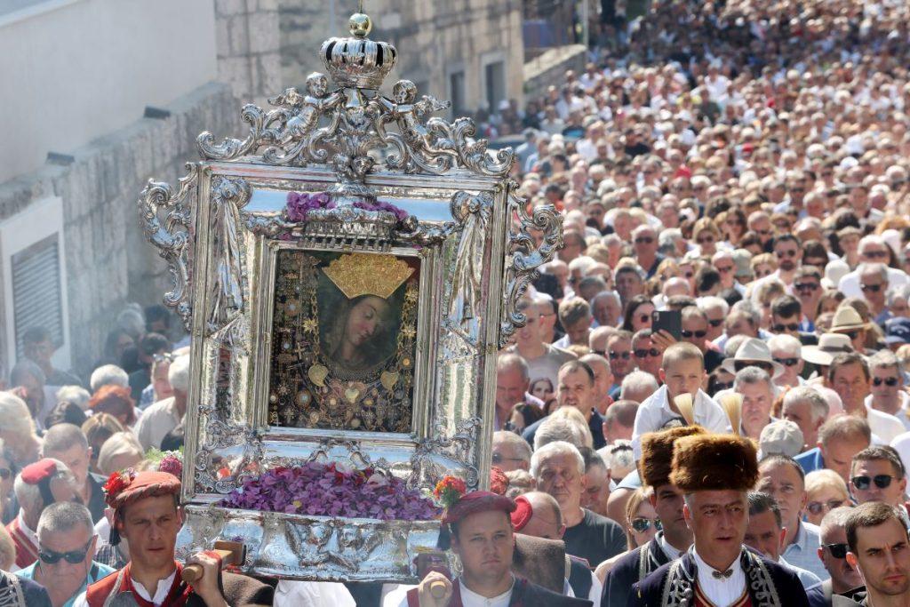 Veličanstvena procesija sa slikom Čutotvorne Gospe Sinjske / Foto: Hina