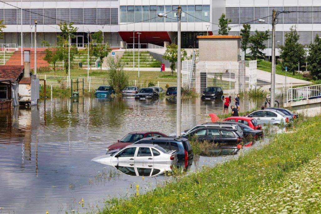 automobili poplava voda parking