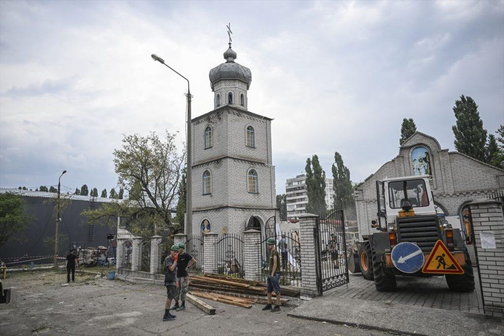 ukrajinski radnici vatrogasci rusevine - ruski napad - ukrajina - srusena crkva
