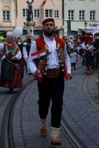 HRVATI SUDJELOVALI U ŽIVOPISNOM SPEKTAKLU U AUGSBURGU: Hrvatski ples, tradicija i kultura u šarenoj povorci