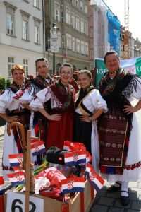HRVATI SUDJELOVALI U ŽIVOPISNOM SPEKTAKLU U AUGSBURGU: Hrvatski ples, tradicija i kultura u šarenoj povorci
