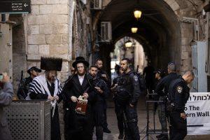 Jeruzalem zidovski vjernici u pratnji policije