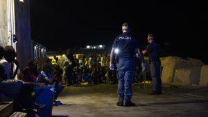 Talijanski policija na Lampedusi 1