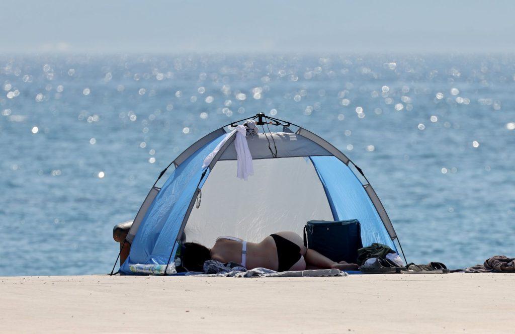 Zaštita od vrućine na plaži uz more (ILUSTRACIJA) / Foto: Hina