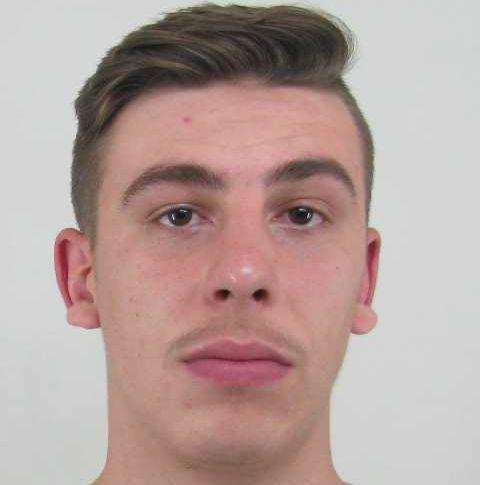 POLICIJA TRAŽI POMOĆ: U bijegu Luka Čokara nakon pljačke župnika crkve "Svetog Petra i Pavla" POLICIJA TRAŽI POMOĆ: U bijegu Luka Čokara nakon pljačke župnika crkve "Svetog Petra i Pavla"