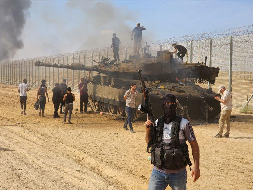Pripadnici Hamasa kod zarobljenog izraelskog transportera AA