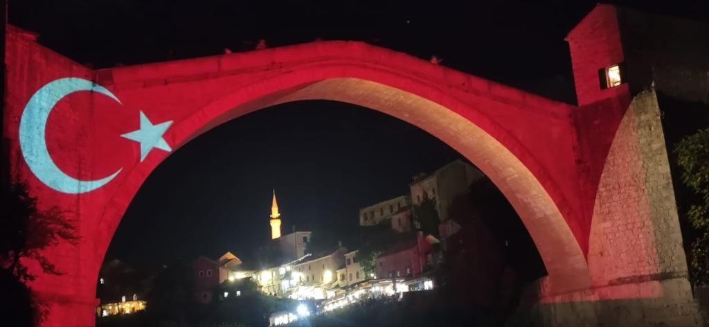 Stari most u Mostaru u bojama turske zastave 2