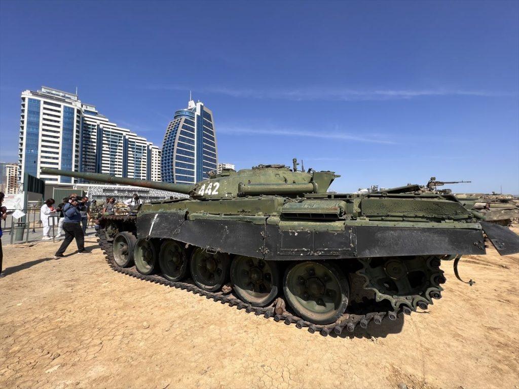 Zarobljeni armenski tenk dovezen u Baku 1