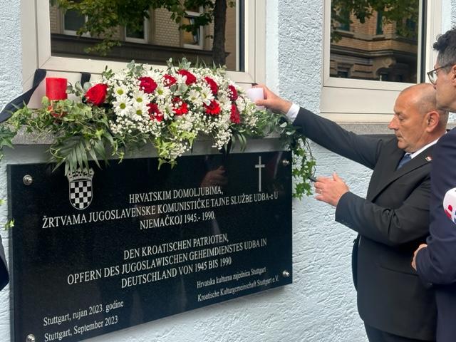 Ministar Tomo Medved otkriva spomen-ploču hrvatskim domoljubima, žrtvama jugoslavenske komunističke tajne službe UDBA-e u Njemačkoj od 1945 — 1990 / Foto: Fenix (D. Holenda)