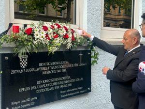 Ministar Tomo Medved otkriva spomen-ploču hrvatskim domoljubima, žrtvama jugoslavenske komunističke tajne službe UDBA-e u Njemačkoj od 1945 — 1990 / Foto: Fenix (D. Holenda)