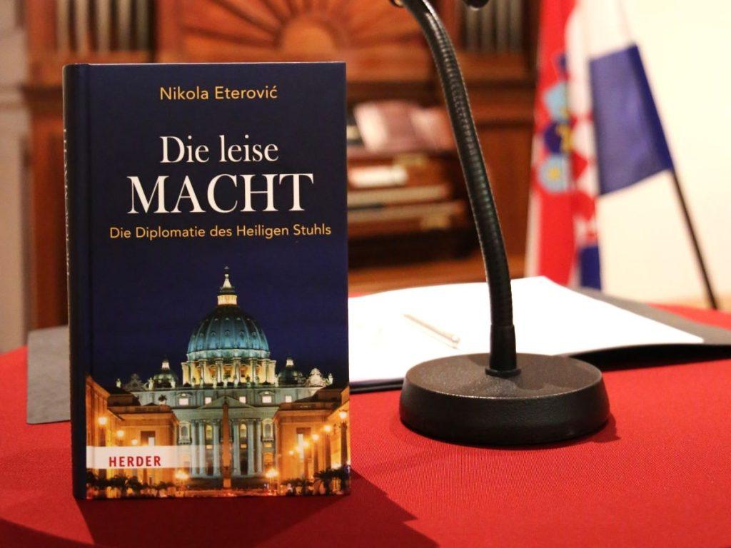 Knjige "Die leise Macht: Die Diplomatie des Heiligen Stuhls" ("Tiha moć: Diplomacija Svete Stolice") nadbiskupa Nikole Eterovića / Foto: Fenix (Ž. Cindrić)